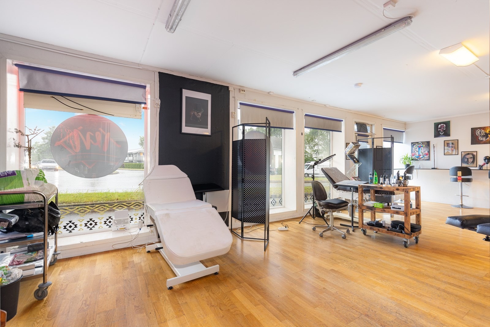 I byggets underetasje er det innredet tre næringslokaler, hvor det i det største er et tatoveringsstudio pr i dag. Galleribilde