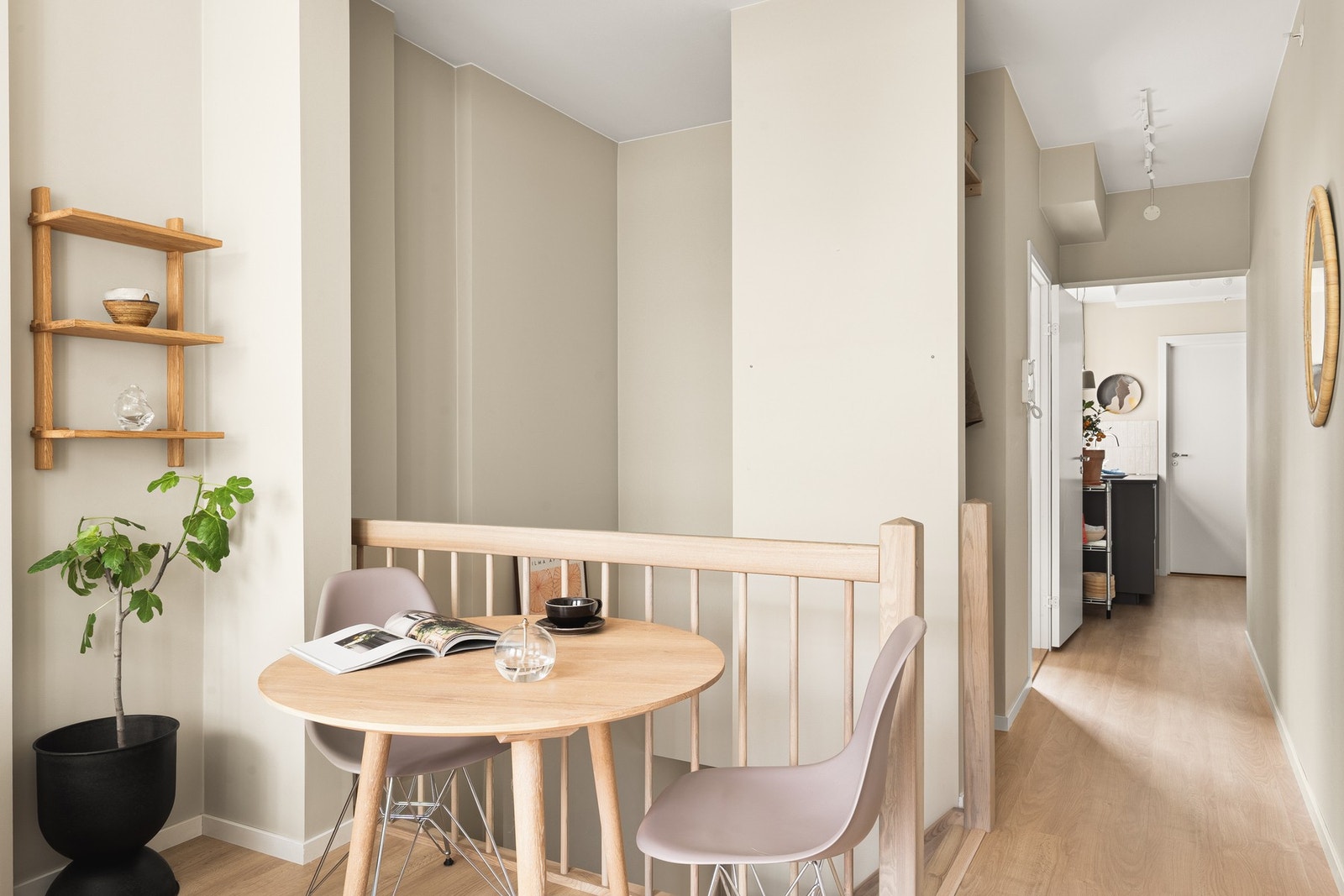 Stuen måles til ca. 10,9 kvm. Den er svært innbydende og delikat med pene overflater. Galleribilde