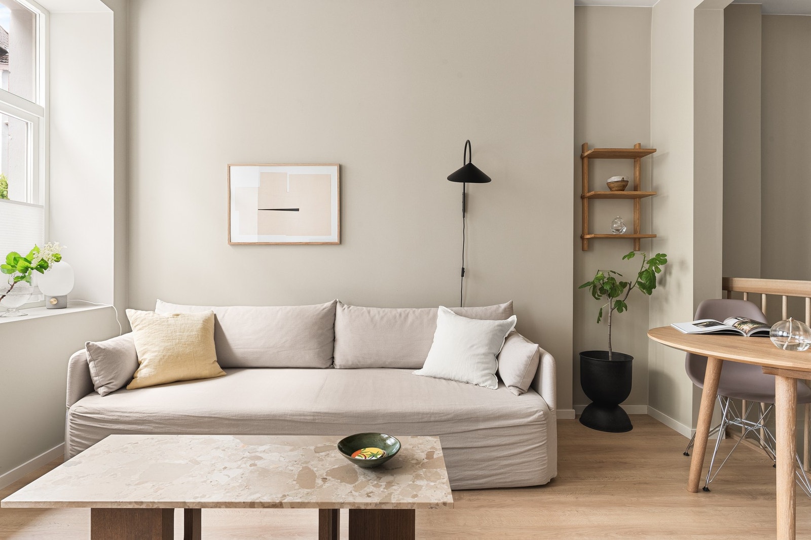 Leiligheten bærer preg av moderne løsninger og holder en gjennomgående god standard. Galleribilde