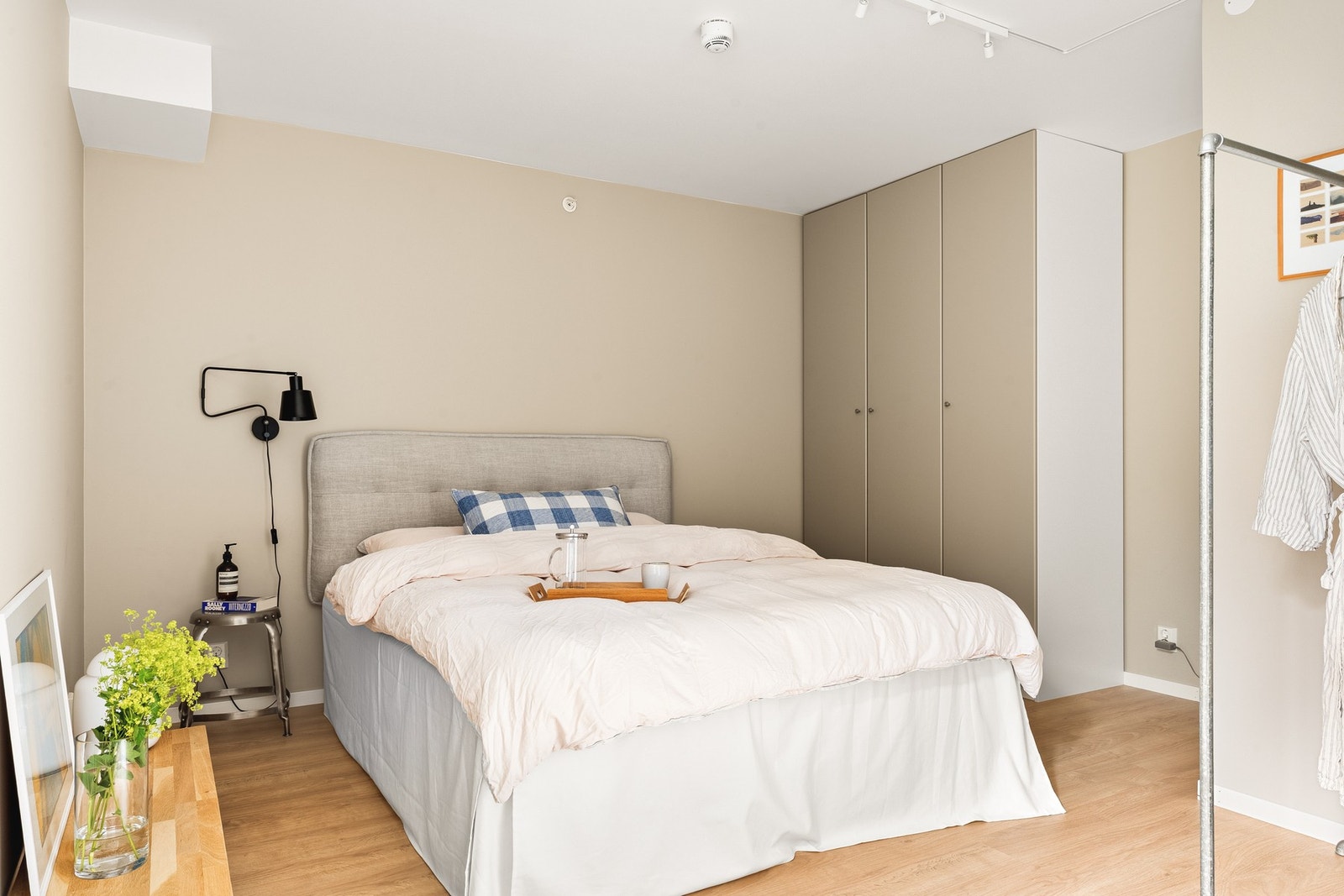 Rommet oppleves som romslig, med godt innslipp av dagslys. Galleribilde