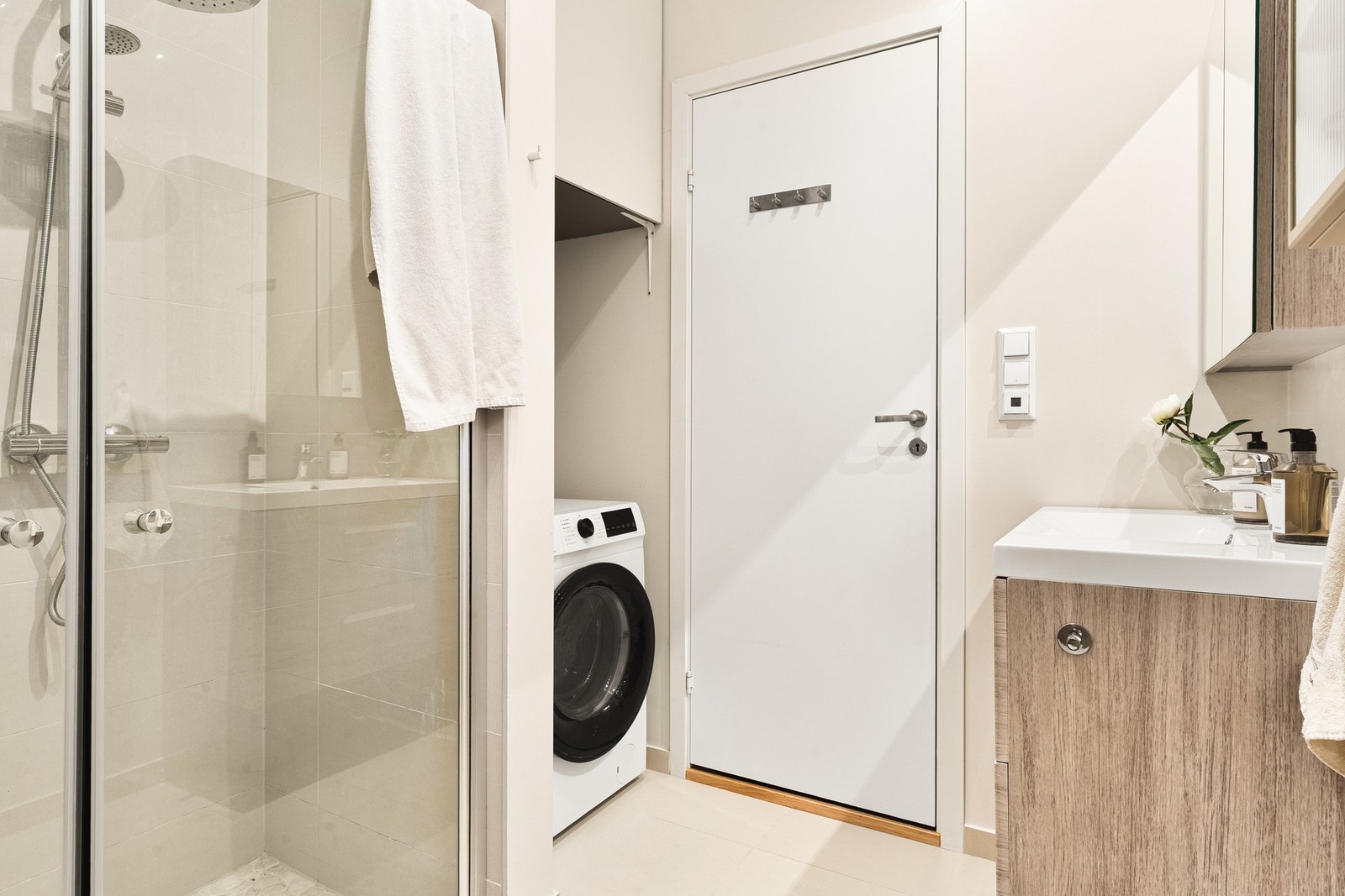 Det er fliselagt på gulv med rullestein i dusj for en "spa"-følelse. Ellers er det fliser på vegg i dusjsone og malt platekledning på resterende vegger. Galleribilde