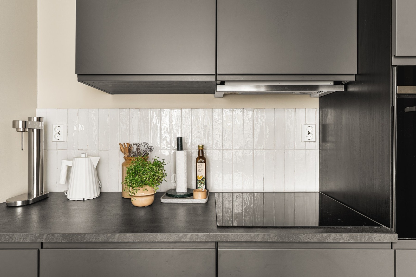 Innredningen er topp moderne med grå/svart, glatte fronter og står godt i stil med øvrige overflater. Galleribilde