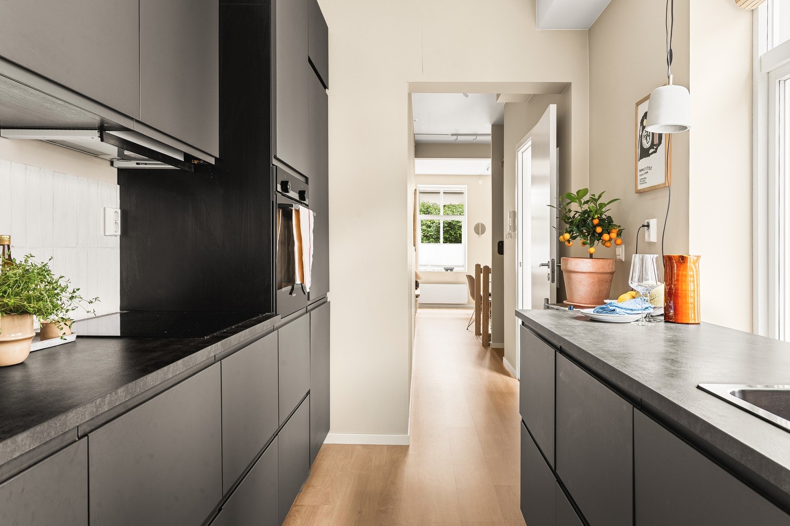 Kjøkkenet har stilig og bruksvennlig innredning med god benke- og skapplass. Galleribilde