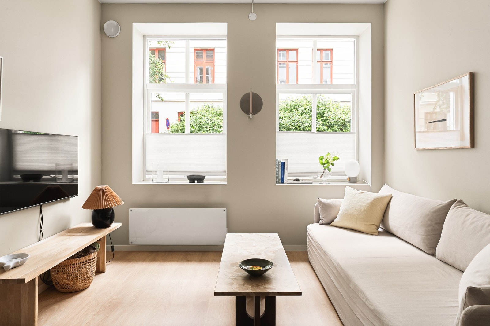 Leiligheten har store vinduer som slipper inn rikelig med naturlig sollys. Galleribilde