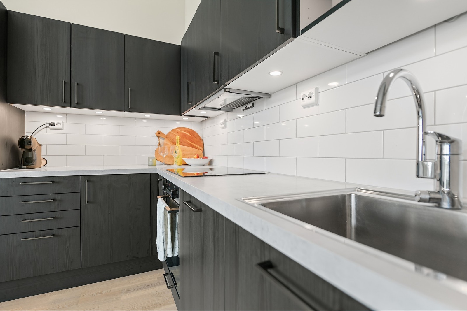 Hvite benkeplater bryter opp de mørke frontene og gir en lys og luftig følelse. Galleribilde