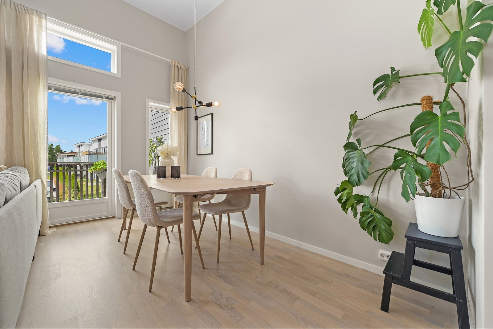 Direkte fra stuen er det utgang til balkongen. Galleribilde