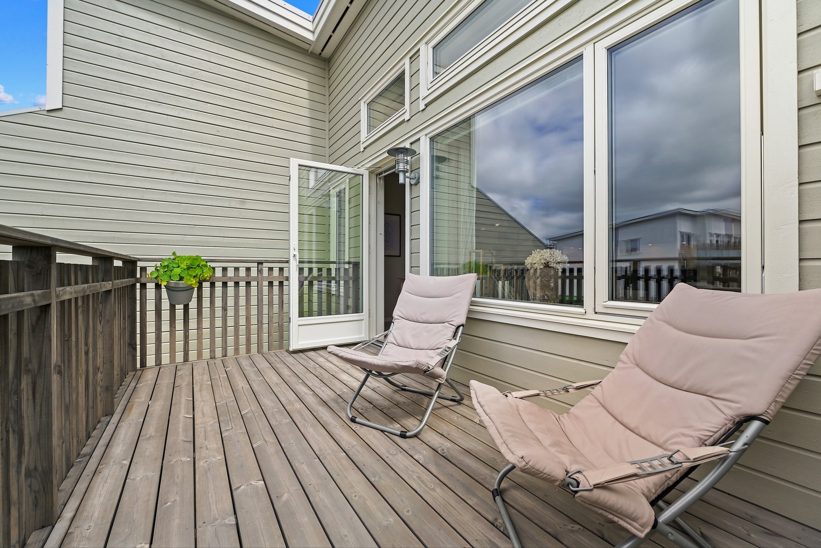 Balkong med moderne rekkverk og god skjerming. Galleribilde