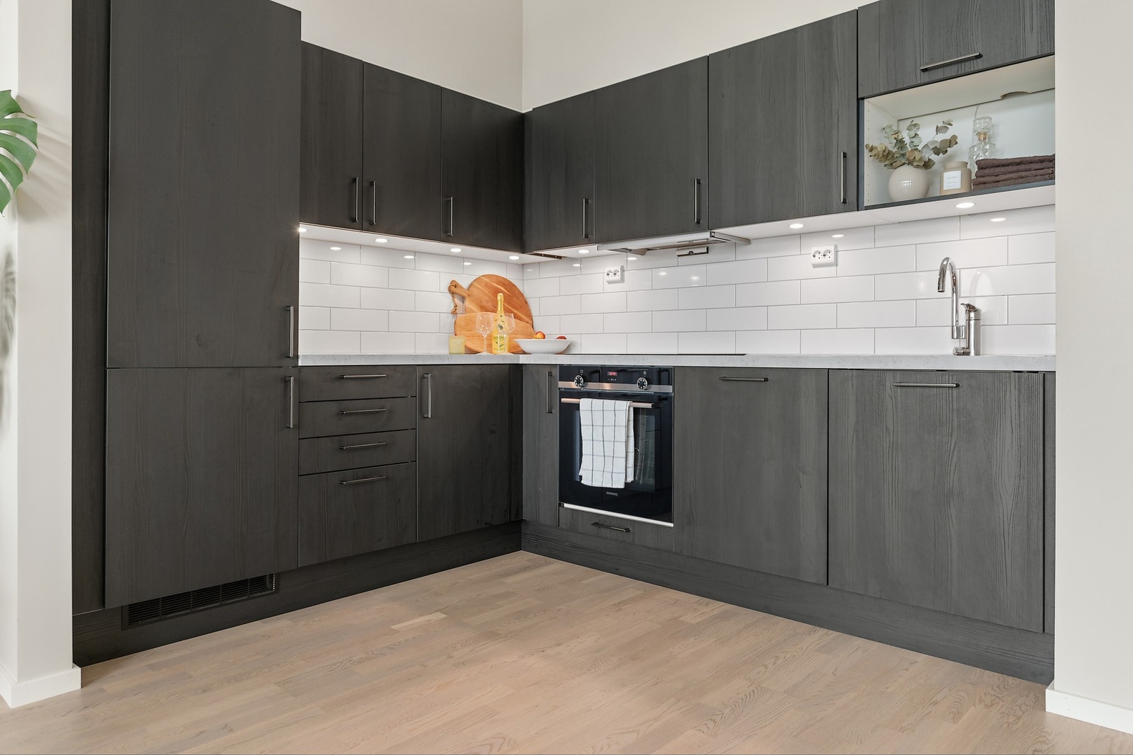 Moderne kjøkken med elegante svarte fronter. Galleribilde