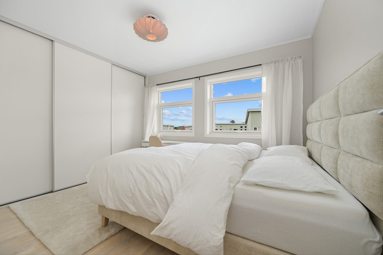 Hovedsoverom med masse skapplass. Galleribilde