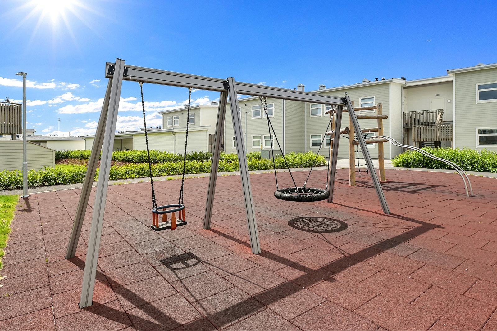 Like utenfor leiligheten finner man et koselig lekeområde. Galleribilde