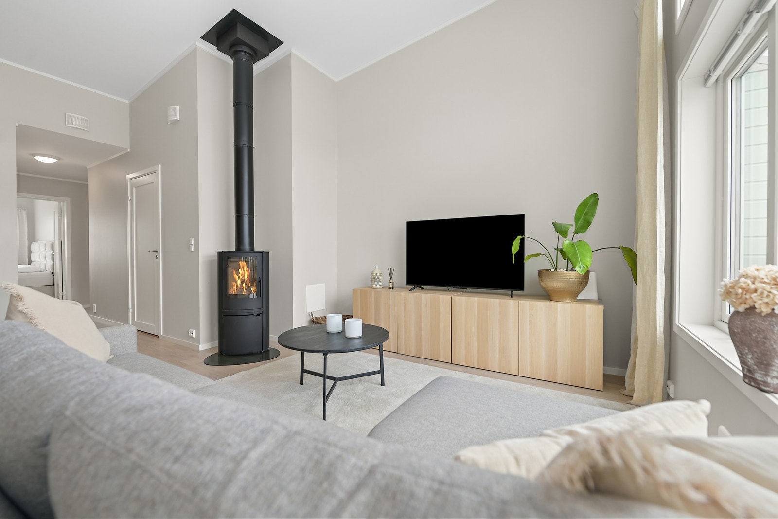 Peis i stuen skaper en lun og koselig atmosfære. Galleribilde