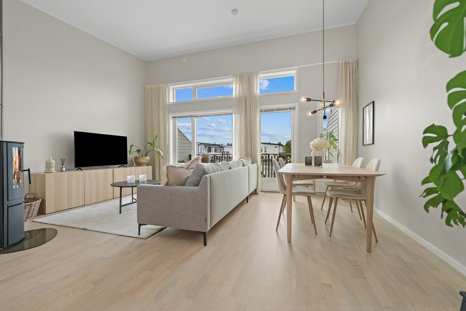 Luftig stue med god plass til både sofagruppe og spisebord. Galleribilde