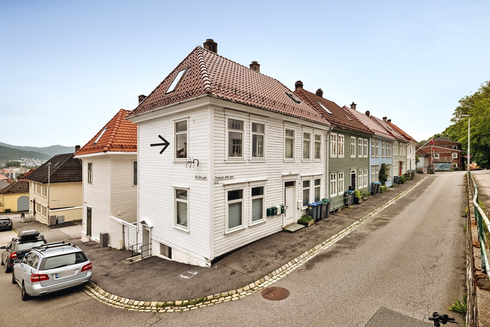 Leiligheten går over halve byggets 2. etasje og har lys inn fra tre hussider. Galleribilde