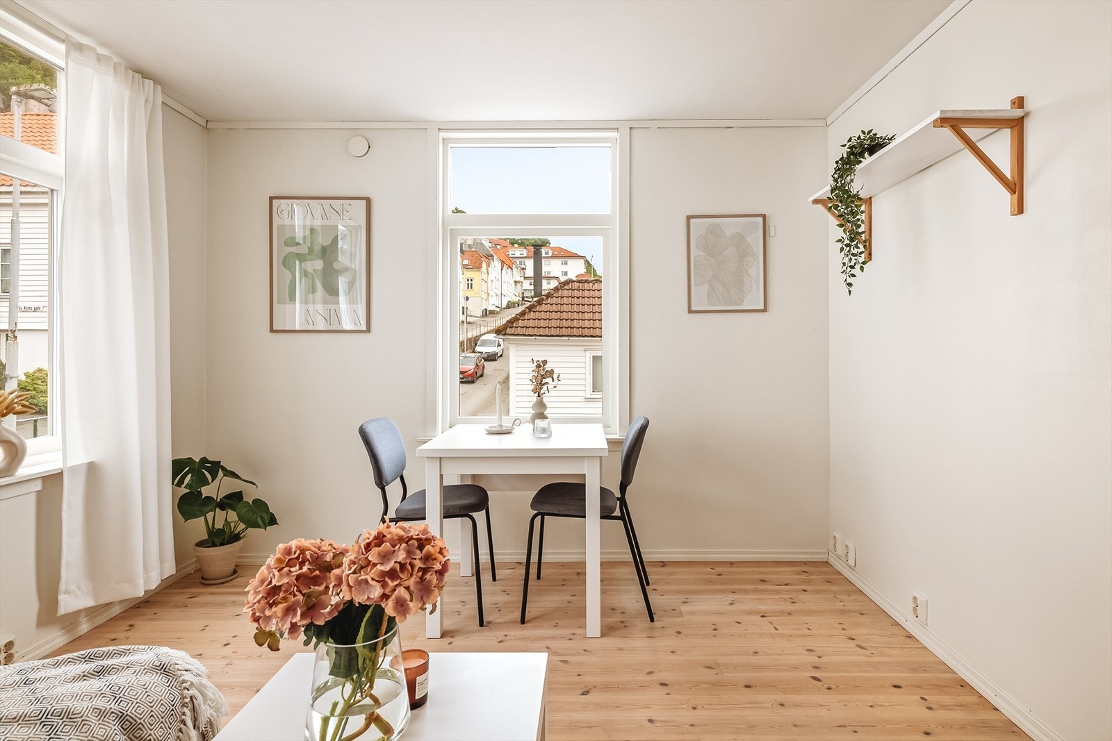 Leiligheten har originalt tregulv som tilfører både varme og sjarm til rommene. Galleribilde