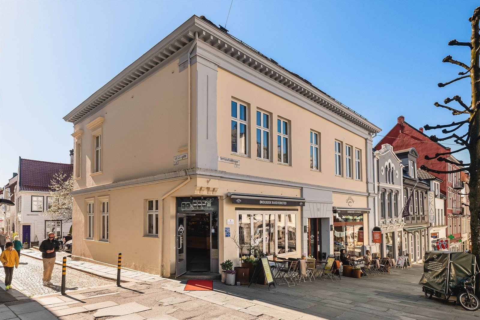 Det er mange bakerier og kafeer i nærheten, blant annet Godt Brød og Bakeri 29. Galleribilde