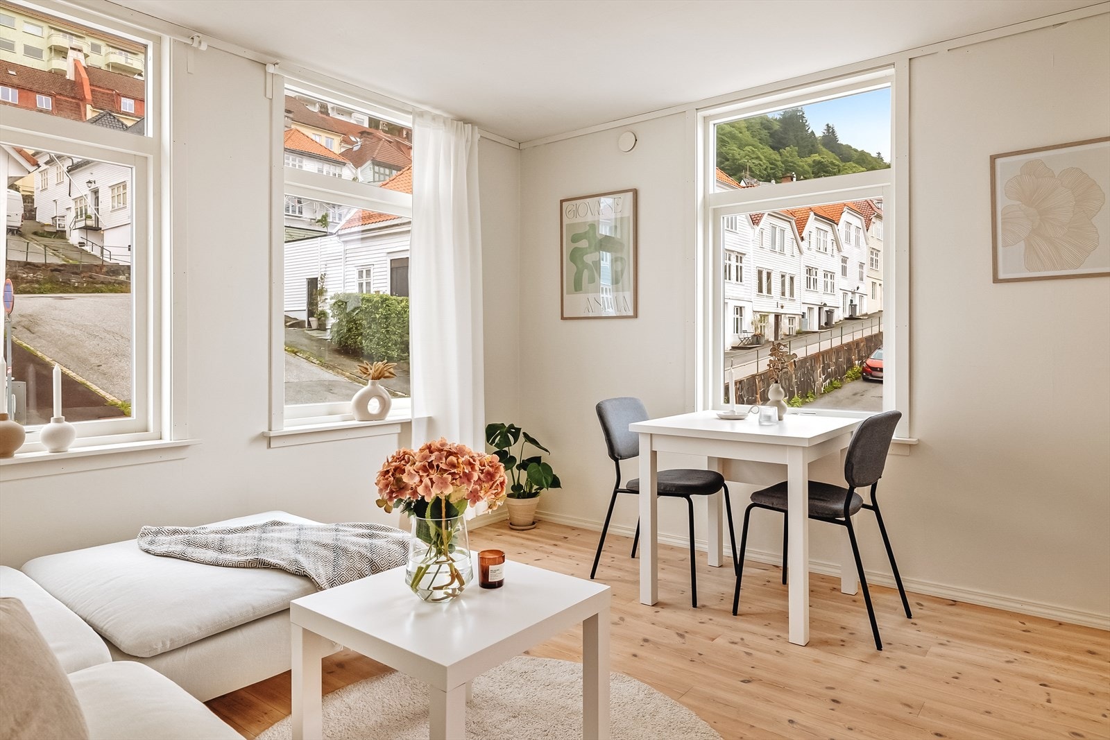 Store vindusflater fyller leiligheten med lys og god stemning. Galleribilde
