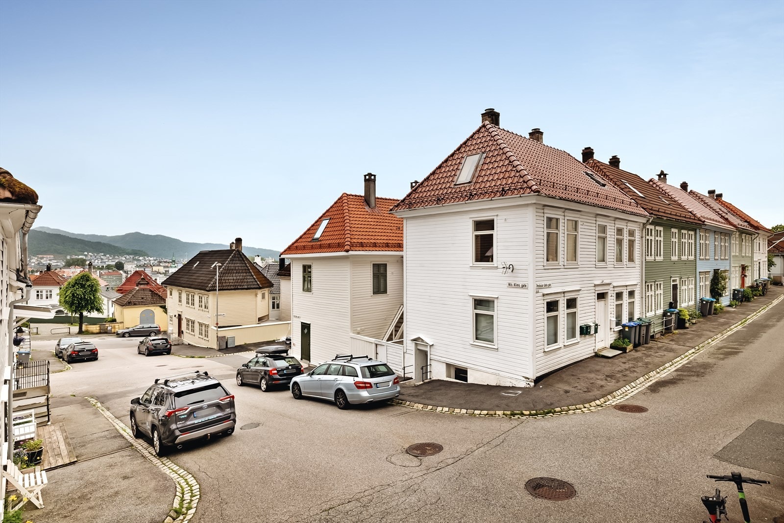 Leiligheten passer perfekt for førstegangskjøpere og studenter! Her får du nærhet til alt det beste Bergen har å by på. Galleribilde