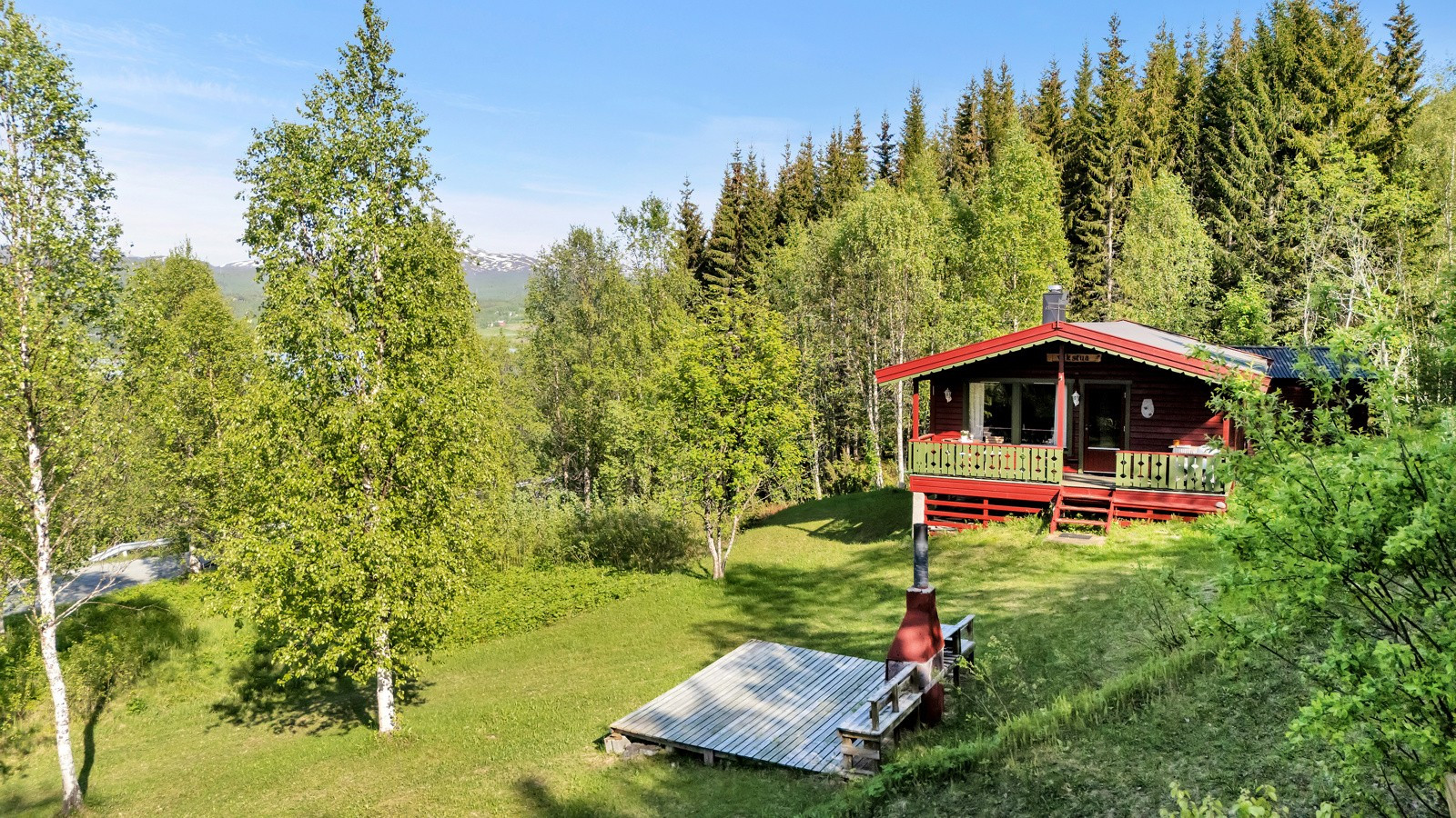 Platting med ildsted foran hytta medfølger.