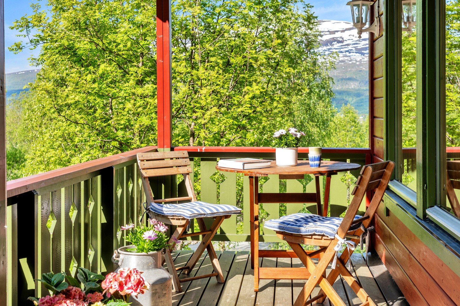 Innbydende og sjarmerende hytte i flotte omgivelser.