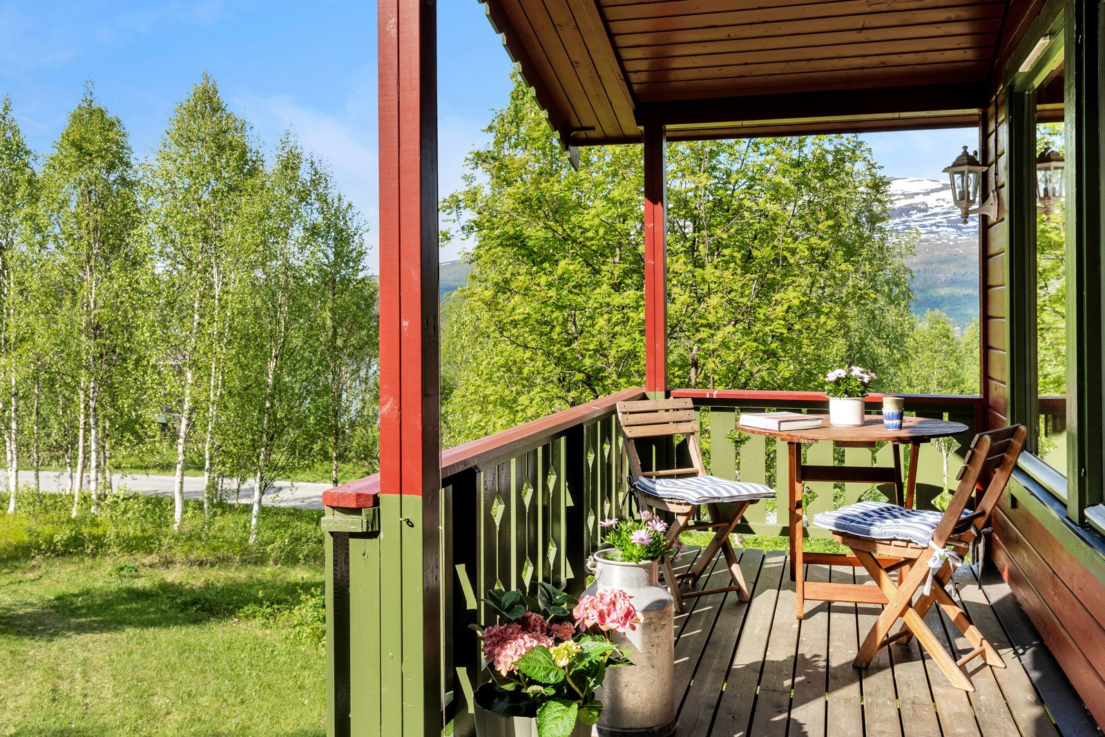 Trivelig overbygd veranda i front av hytta.