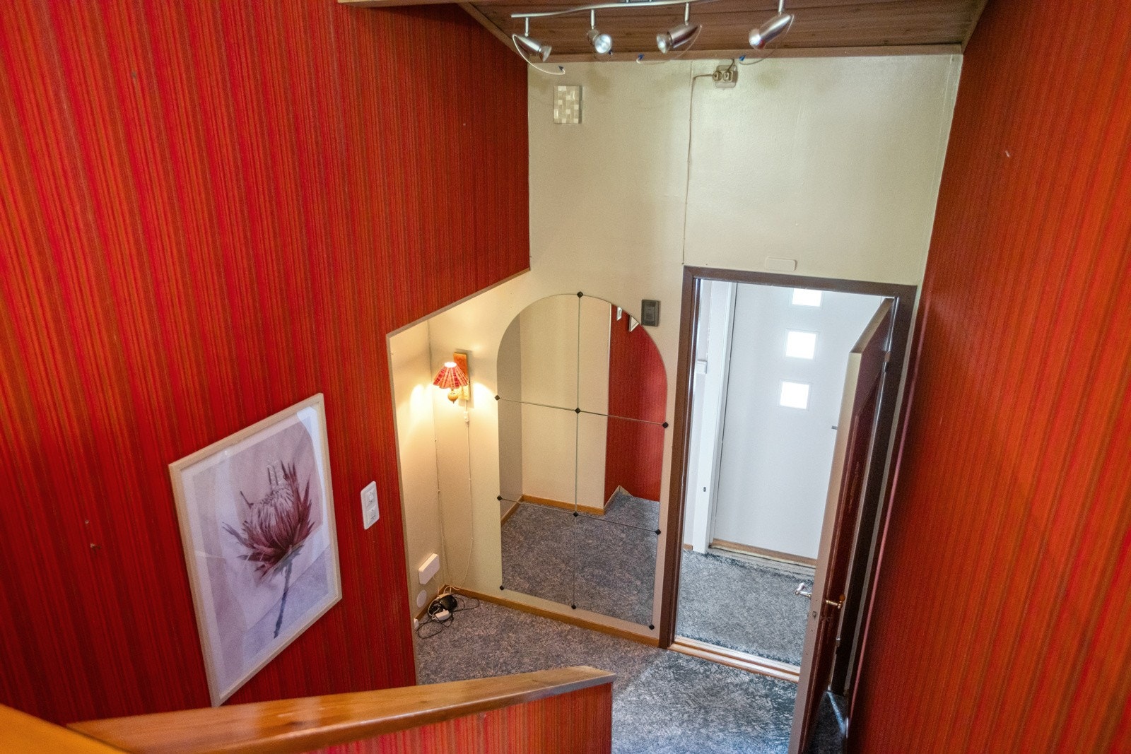 Inngangsetasjen består av entré/trappegang og vaskerom. Galleribilde