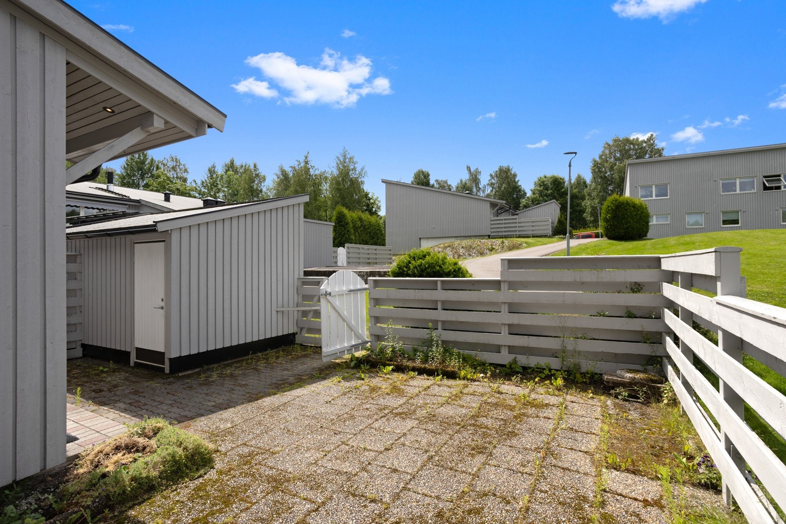 Solrik uteplass vendt inn mot fellesområdet i borettslaget. Galleribilde