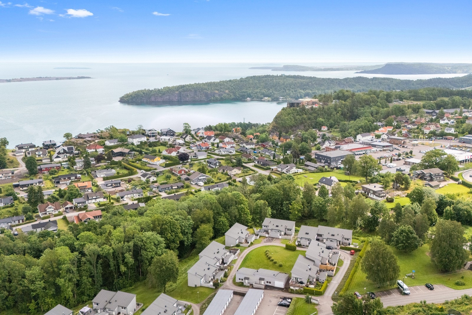 Her har du kort vei til skoler i alle trinn, barnehager, buss, tog og servicetilbud. Galleribilde