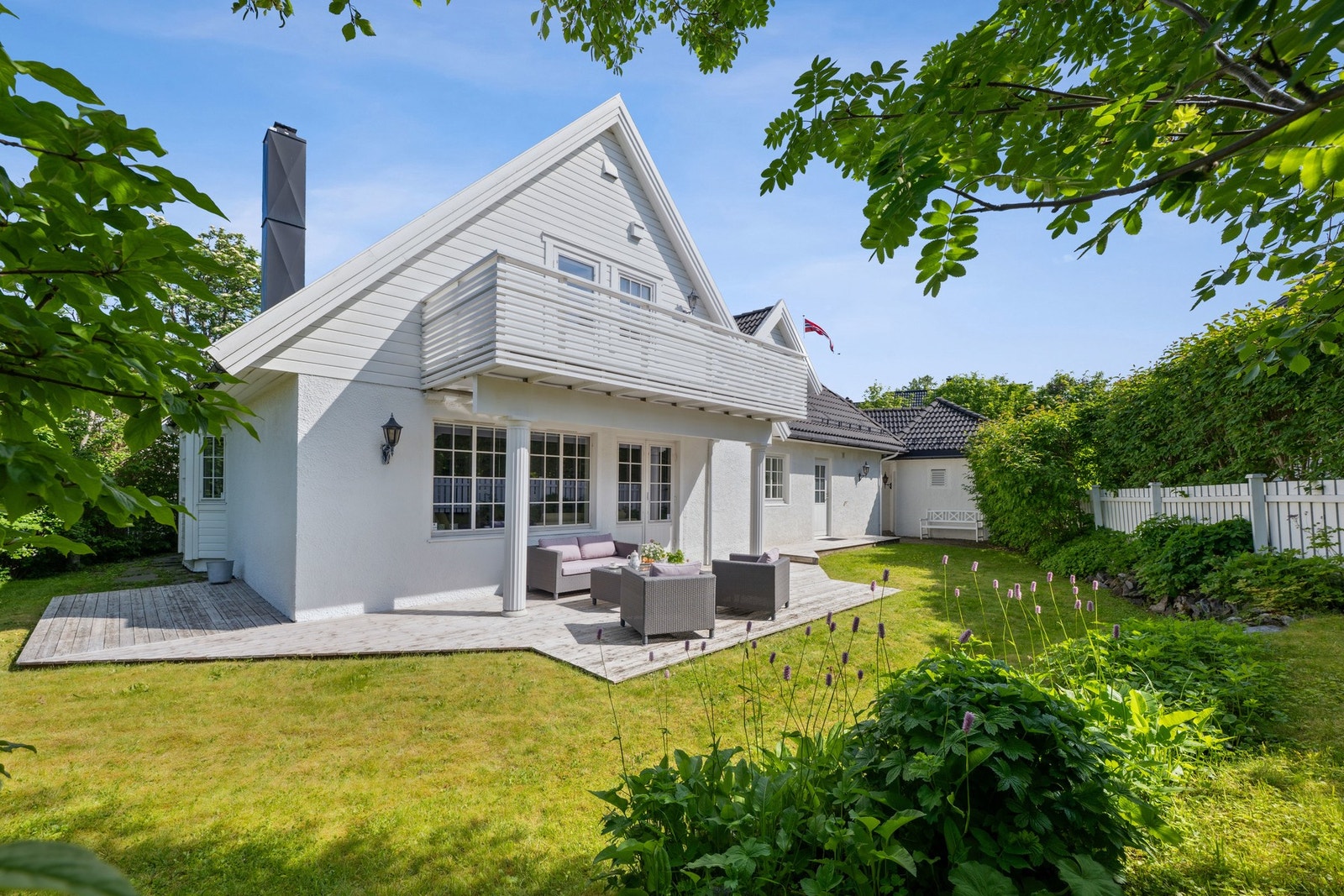 Velkommen til Kleivaveien 8A og denne gjennomførte eneboligen som ligger fint til i Rønvik. Galleribilde