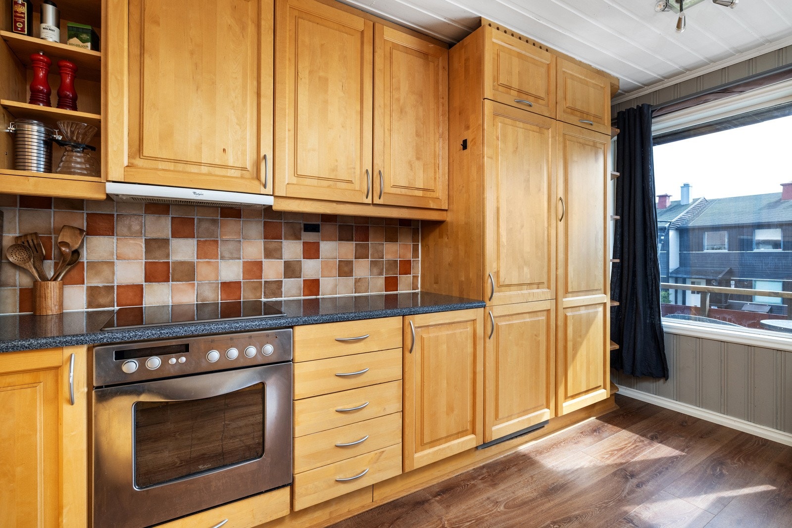 Eldre kjøkken med integrerte hvitevarer. Galleribilde