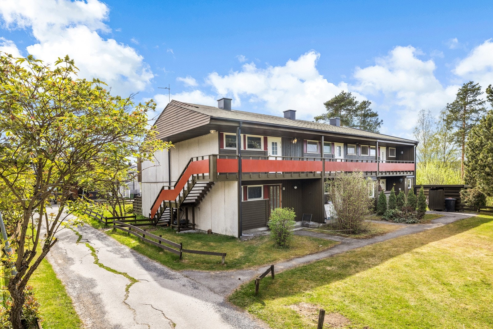 Trapp opp til leiligheten på siden av bygget. Galleribilde