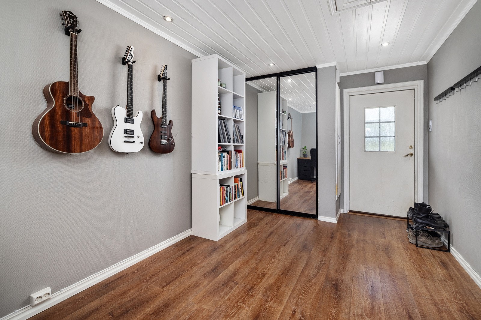 Stor og romslig gang med lagringsplass i garderobeskap. Galleribilde