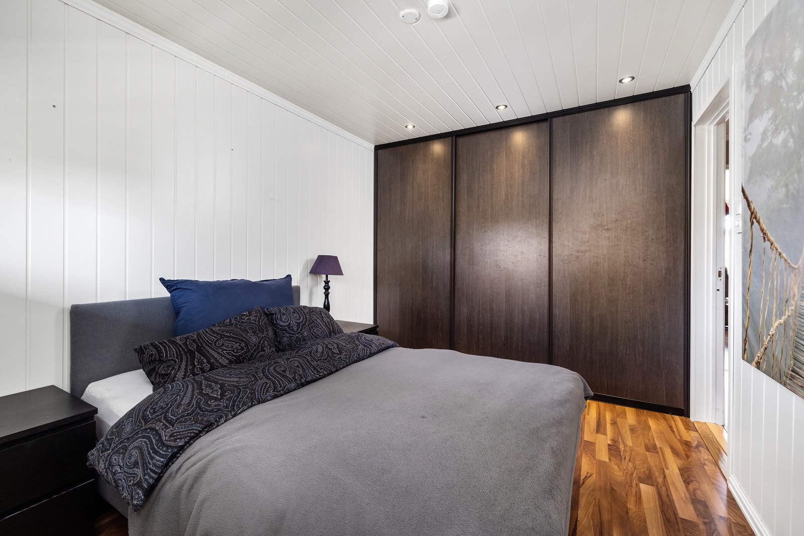Romslig soverom med masse lagringsplass i garderobeskap. Galleribilde