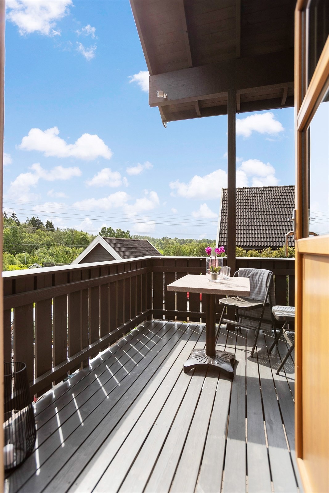 Veranda 1. etasje med utgang fra kjøkken og Master soverom Galleribilde