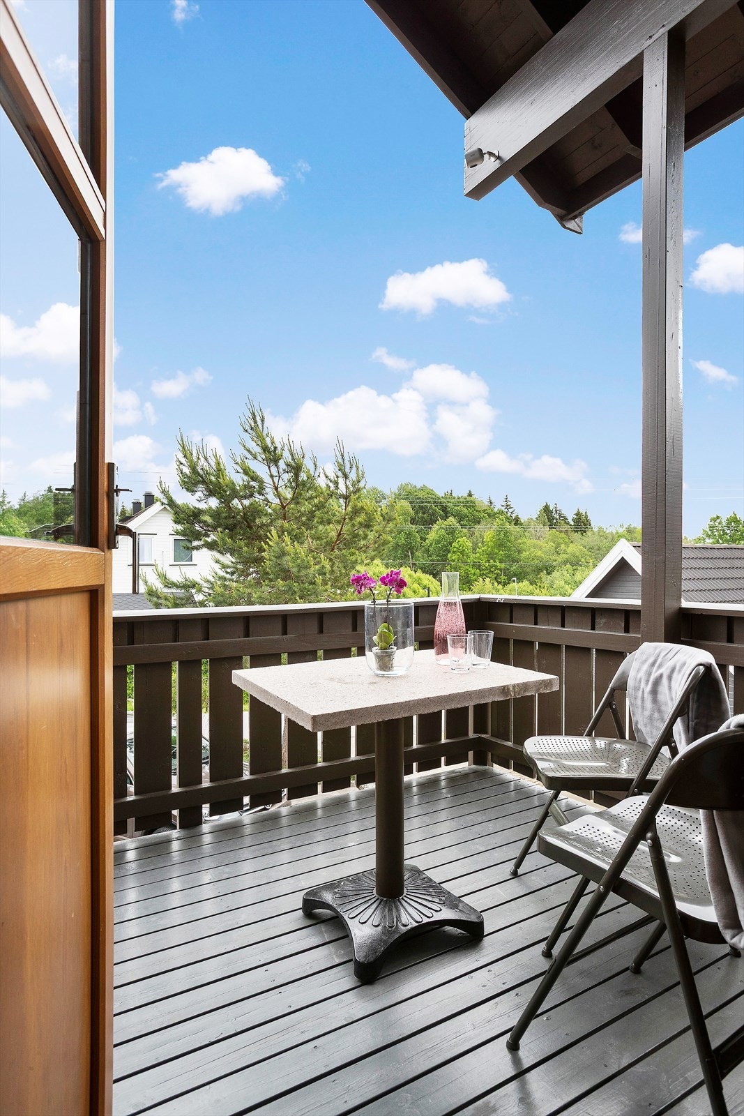 Veranda 1. etasje med utgang fra kjøkken og Master soverom Galleribilde