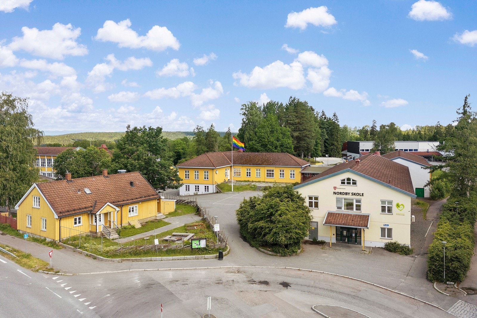 Nordby barneskole og Nordbytun ungdomskole ligger 3-4 minutters gange fra boligen Galleribilde