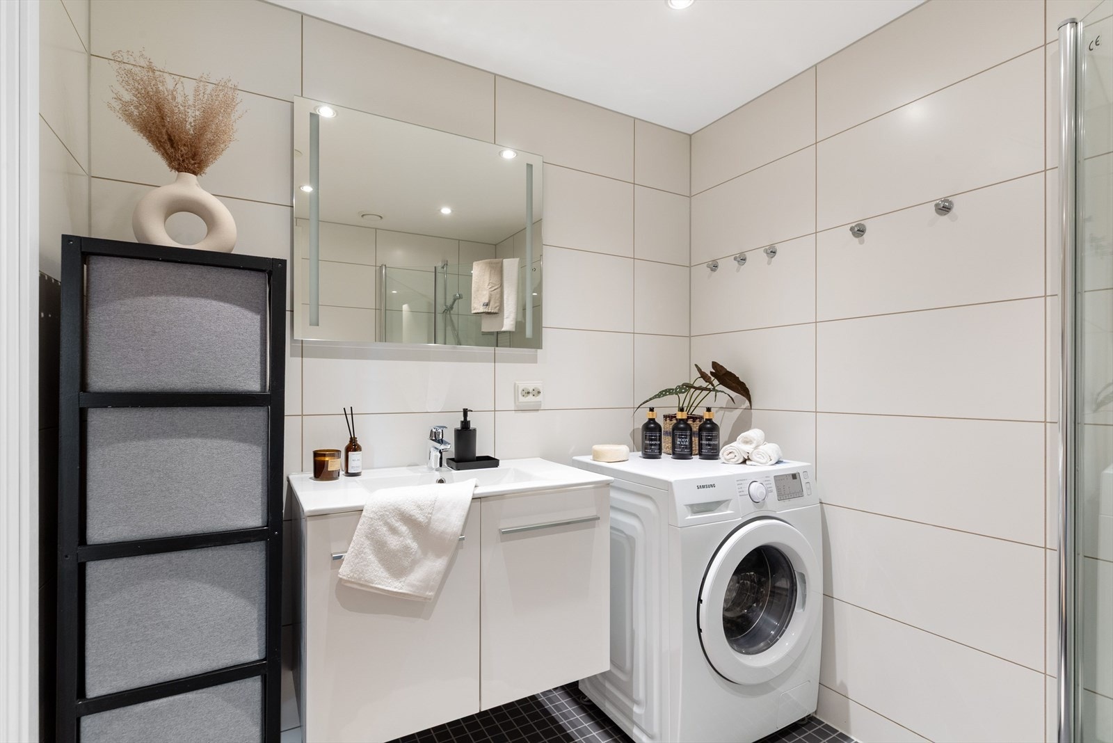 Badet på ca. 4 kvm er helfliset og pent med downlights i himlingen og varme i gulvet. Galleribilde