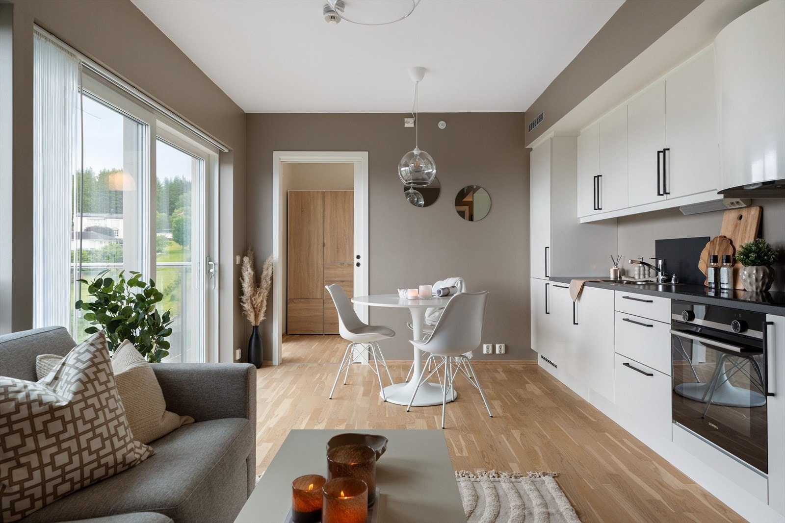 Kjøkkenet har et arealeffektivt og stilrent design med god skap- og benkeplass. Galleribilde
