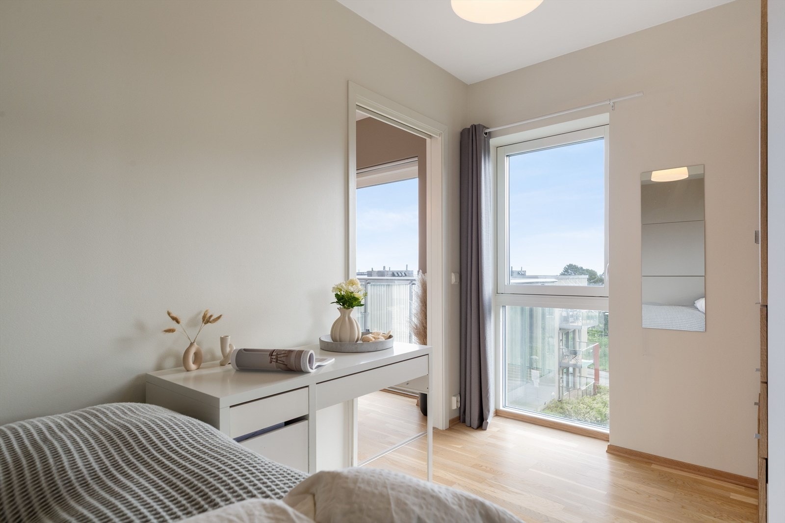 Det er satt inn plassbesparende skyvedører inn til soverommene. Galleribilde