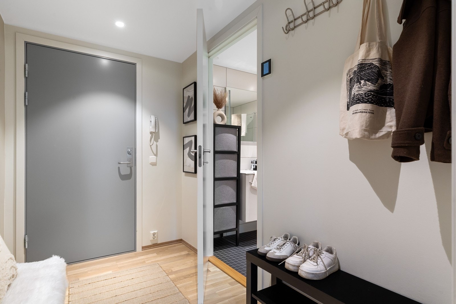 I entreen er det downlights og dørcalling med åpner. Galleribilde