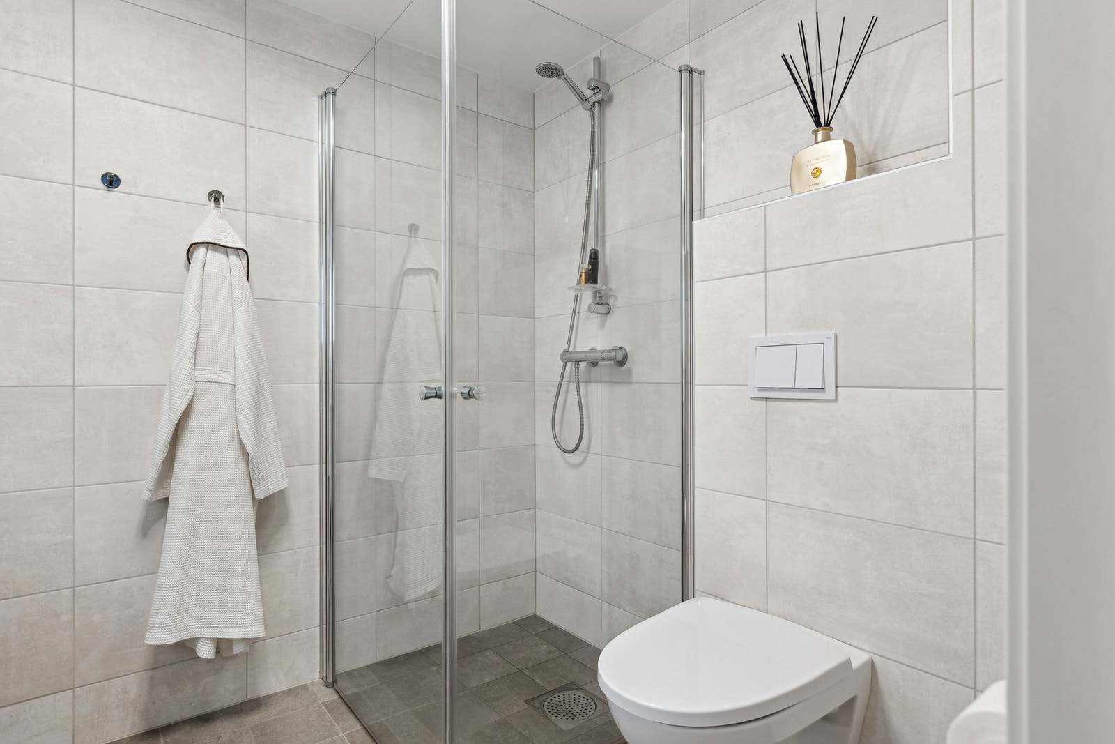 Som varmekilde har badet gulvvarme og mekanisk avtrekk. Galleribilde