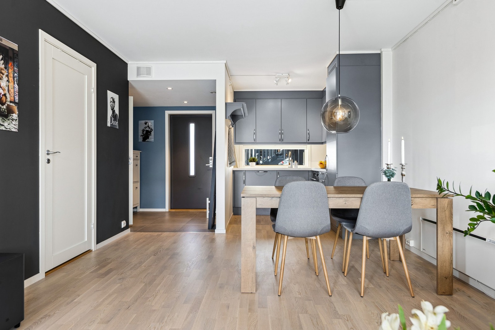 Gode muligheter for å innrede med spisebord som et samlingspunkt i rommet. Galleribilde