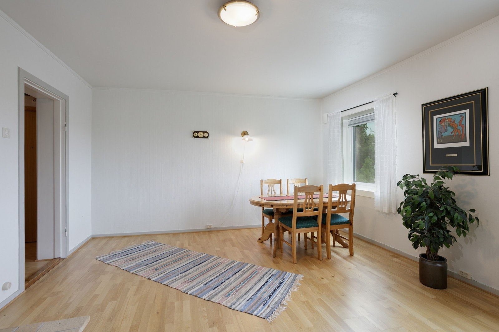 Romslig spisestue med naturlig lysinnslipp Galleribilde