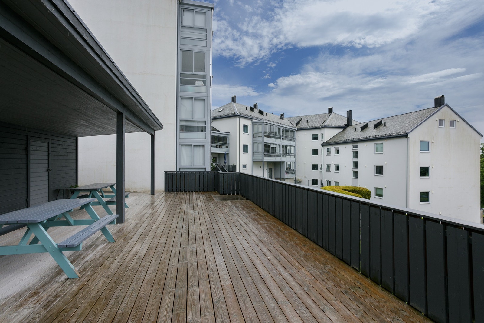 Stor, solrik terrasse som kan brukes av beboere Galleribilde