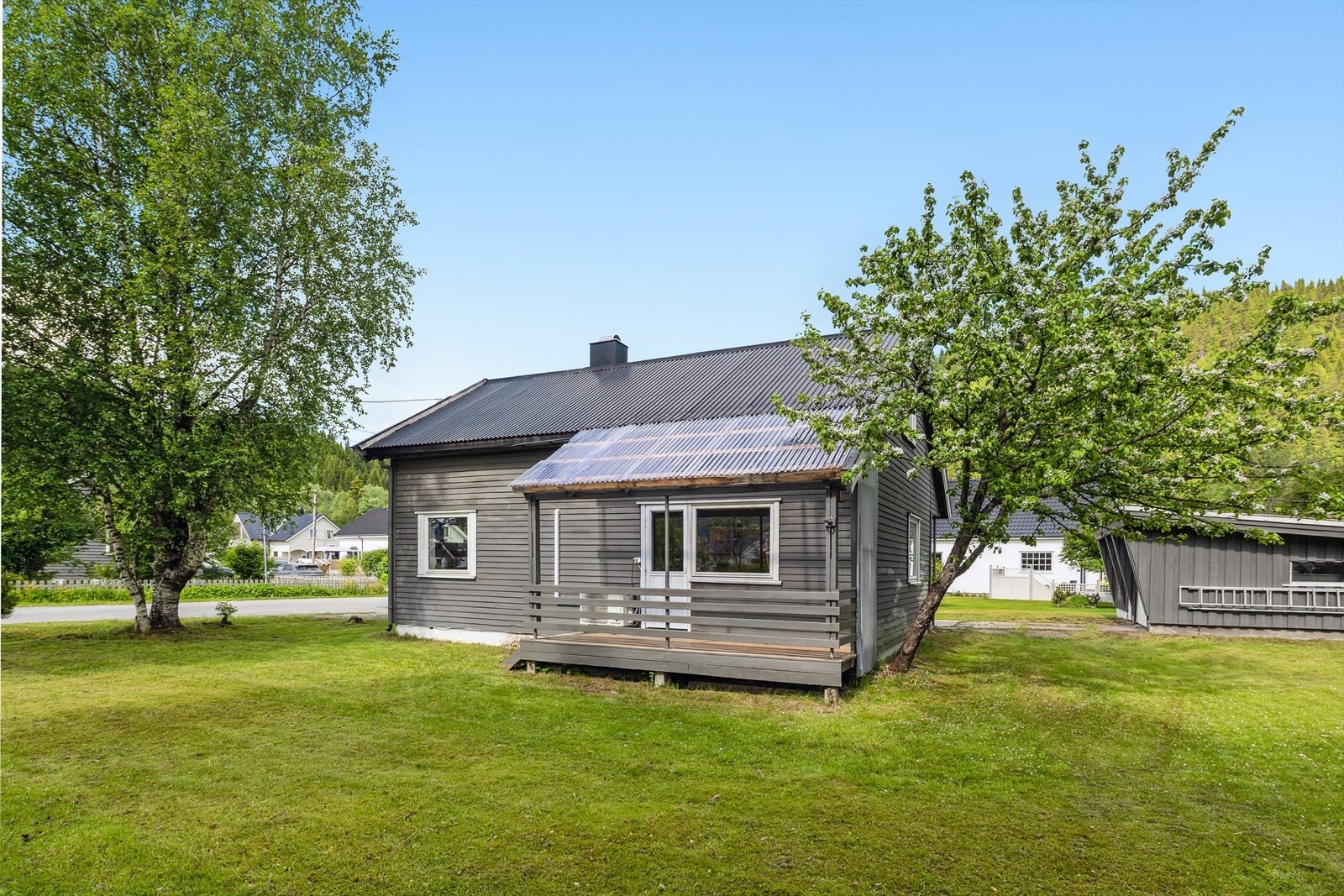 Ytteren er et attraktivt område med gode fasiliteter som barneskole, barnehager, flerbrukshall, fotballbane og dagligvarebutikk. Galleribilde