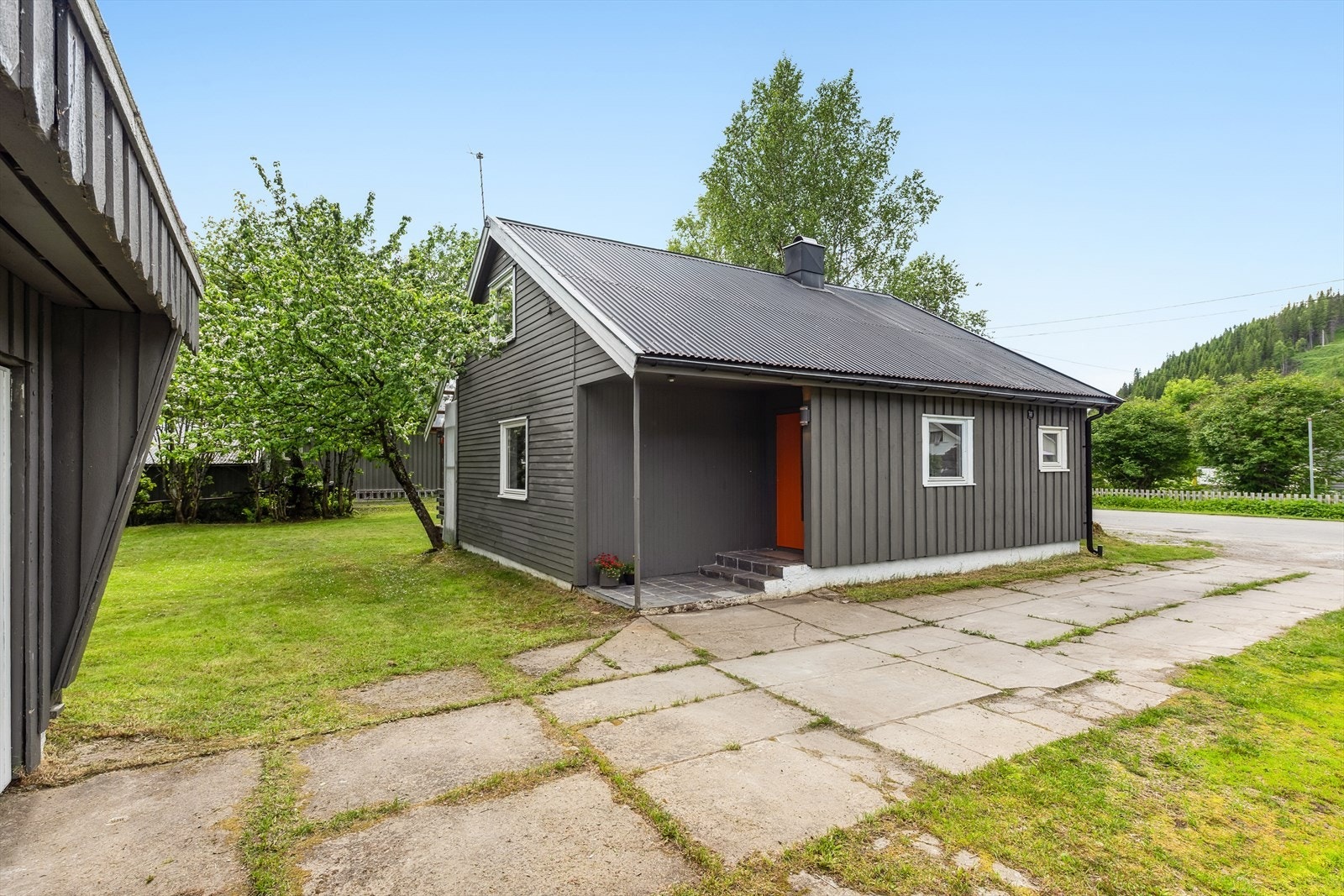 Innkjørselen og gårdsplassen er belagt med eldre betong. Galleribilde