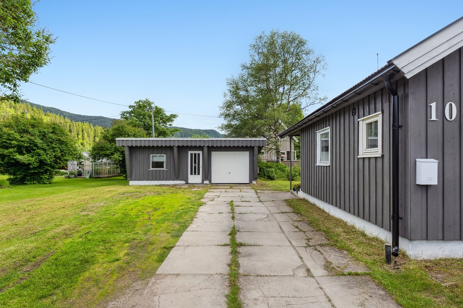 Det er parkering i garasje, og på egen tomt. Galleribilde