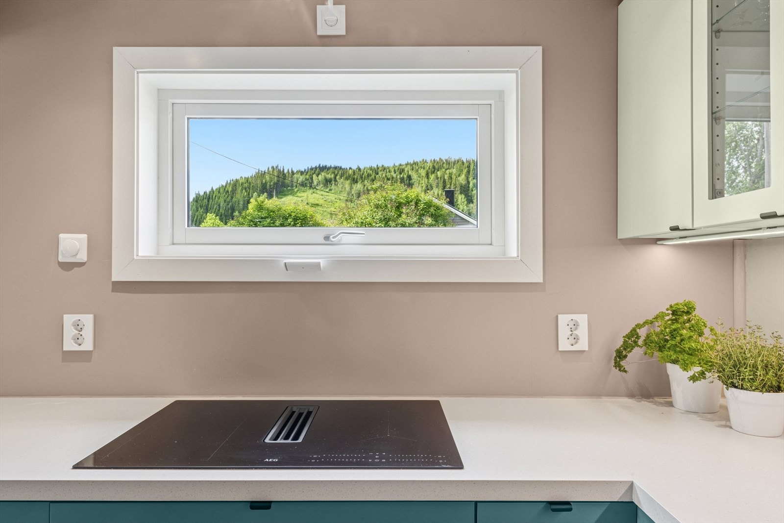 Alle hvitevarer er fra 2024, og koketoppen har et integrert avtrekk med kullfilter.. Galleribilde