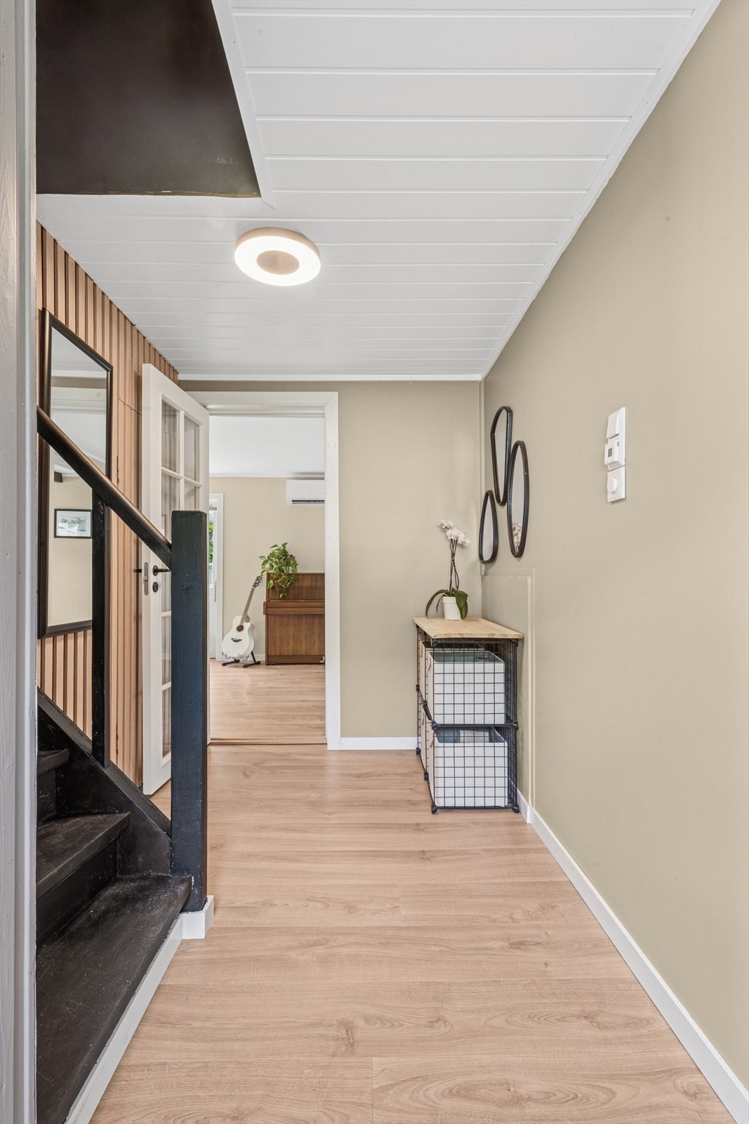 Innbydende gang med trapp opp til loftetasjen. Galleribilde