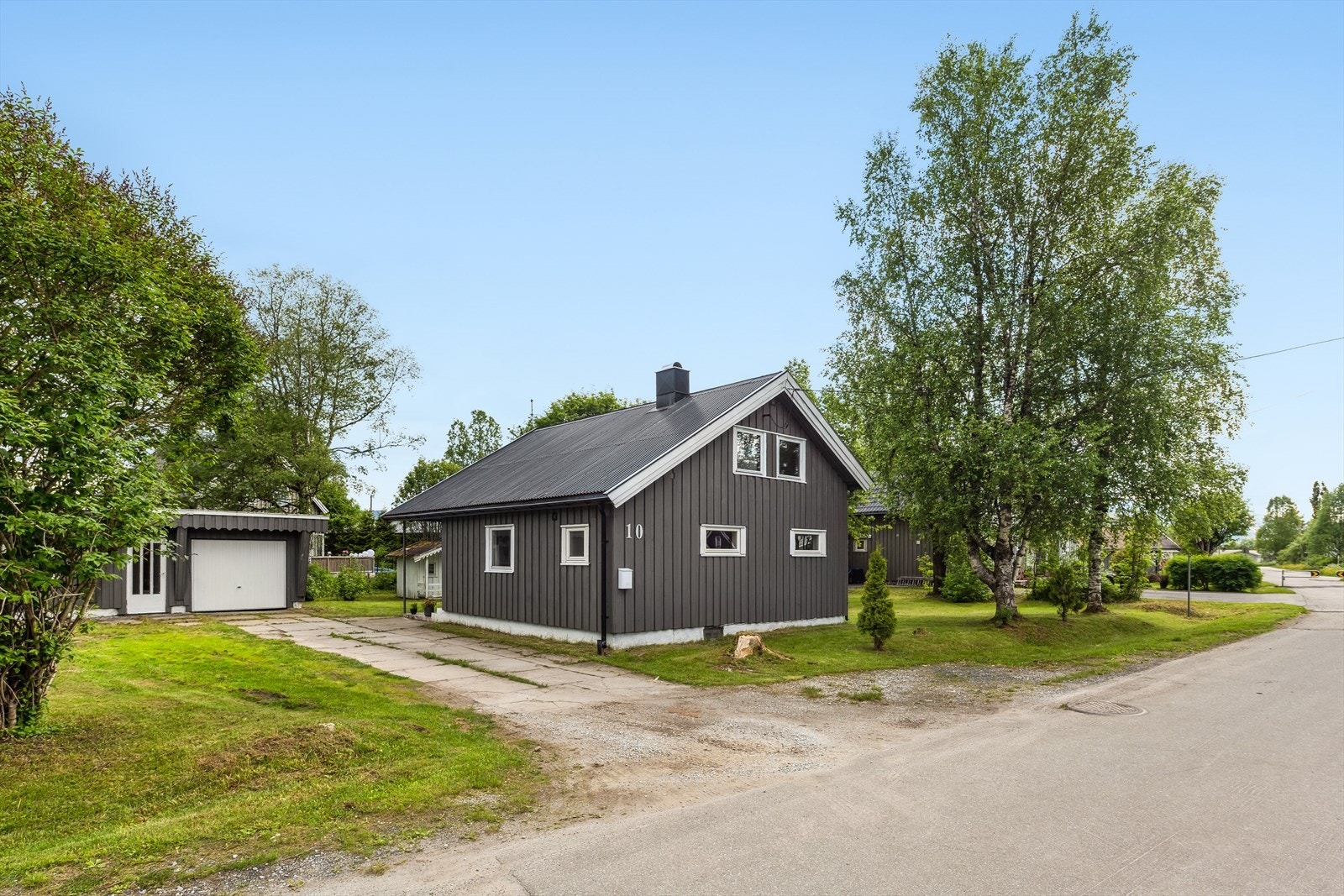 Eiendommen ligger på Ytteren i Rana kommune, omtrent 7 kilometer nordvest for Mo i Rana. Galleribilde