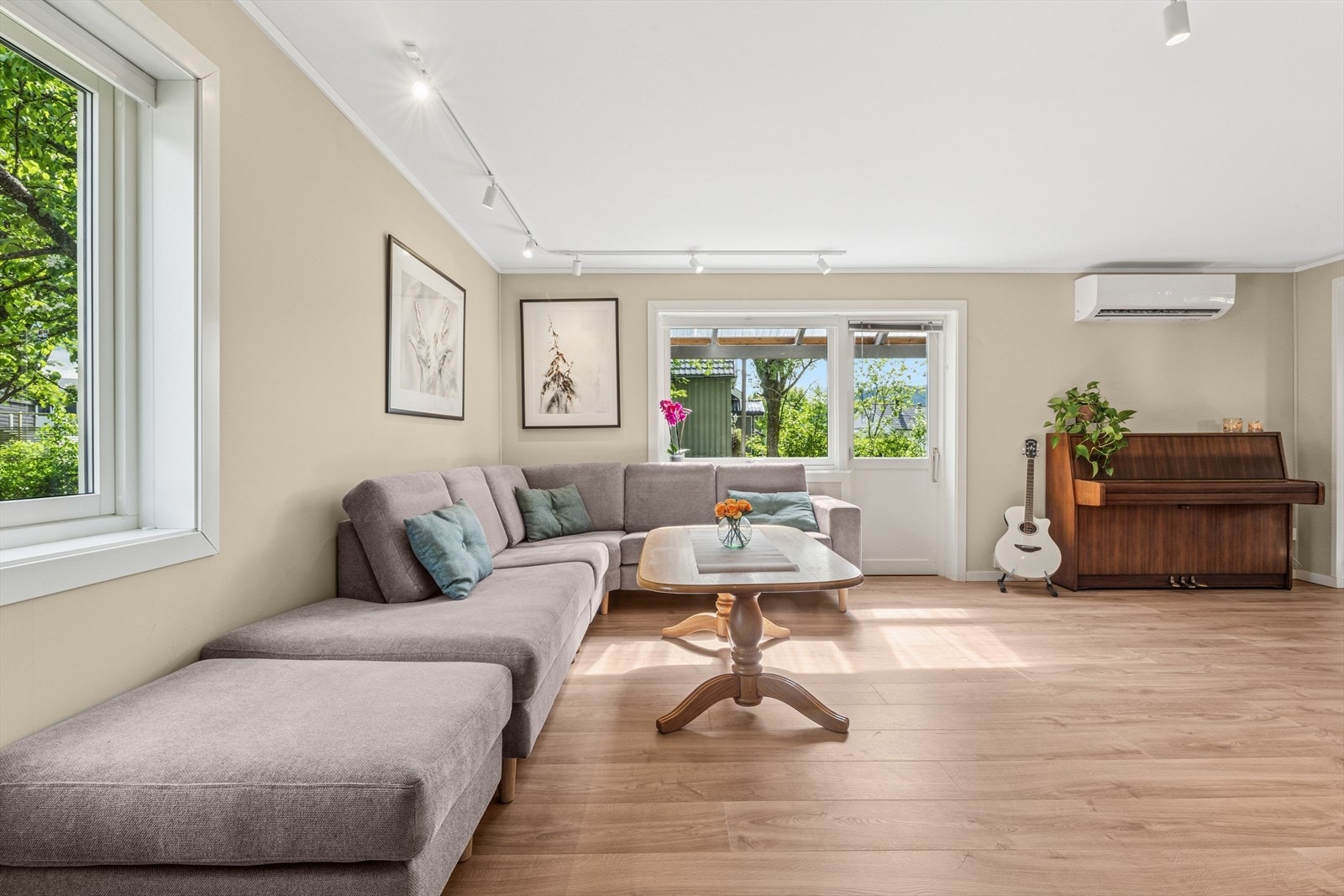 Det er god plass til en hjørnesofa og annen innredning etter eget ønske. Galleribilde